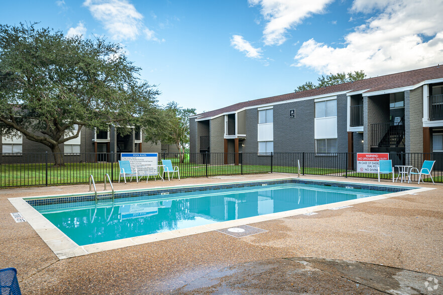 Primary Photo - Lantana Apartments