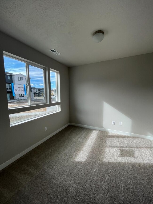 Building Photo - 983 W 420 S