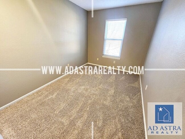 Building Photo - Nice 3 bed 1.5 bath townhouse in Olathe-Co...