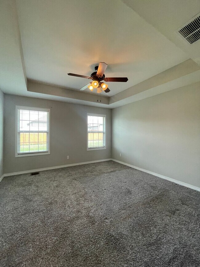 Building Photo - Executive Rental - Old Castle Estate Subdivision - Nixa