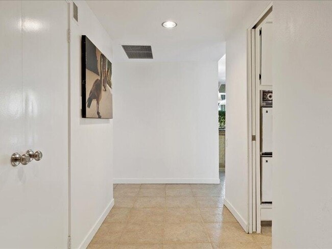 Building Photo - 899 Island Dr