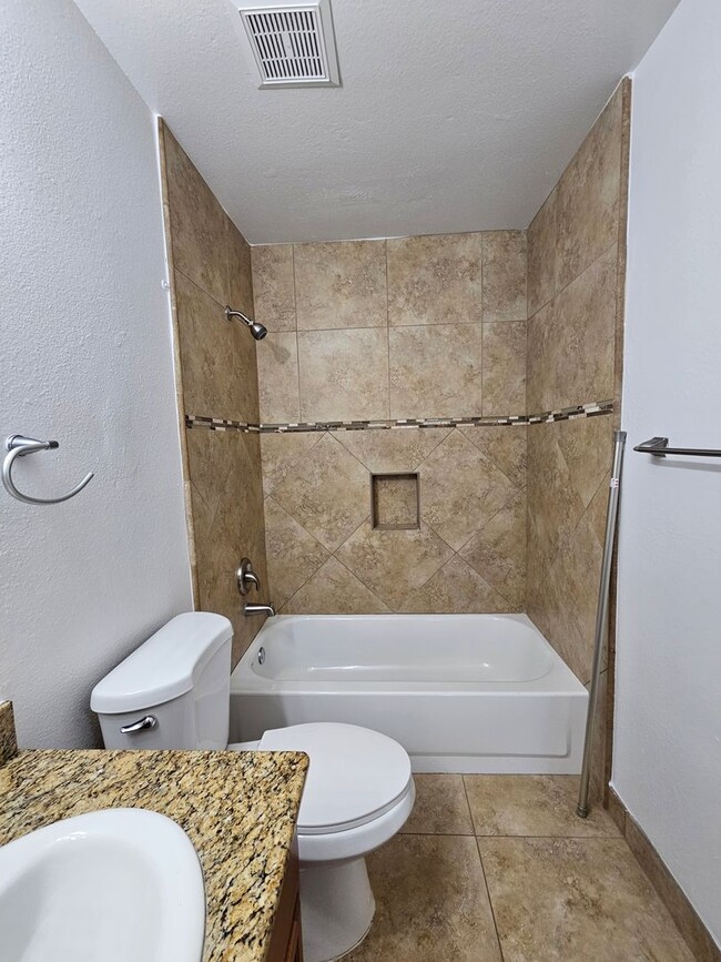 Building Photo - 3 bedroom 2 bath - North Phx home - single...