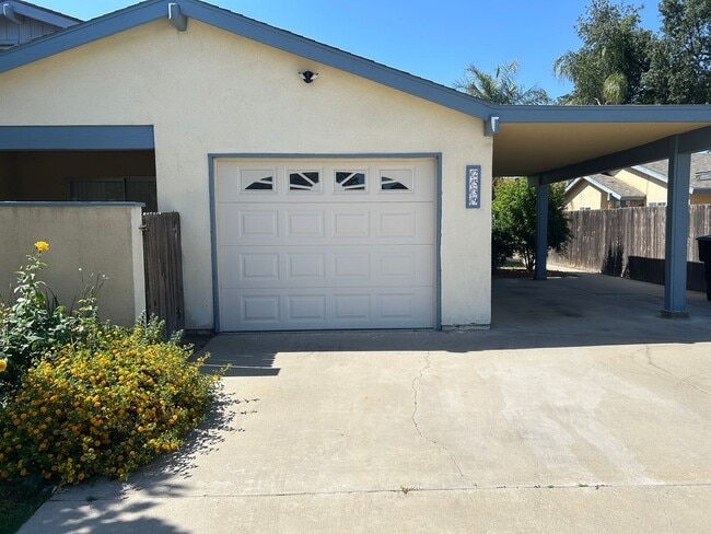 Building Photo - Great 3 bedroom 2 bath in Visalia ready fo...