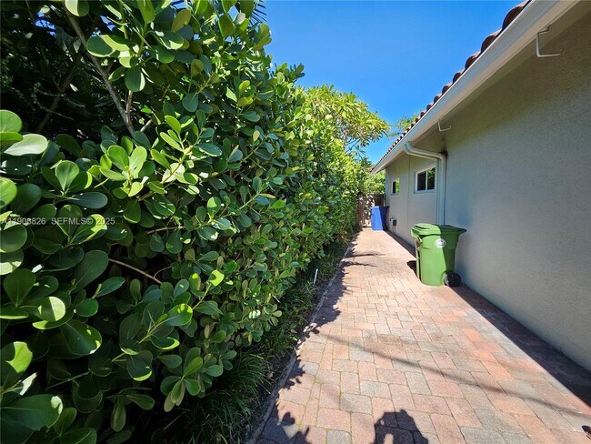 Building Photo - 2016 NE 26th Dr