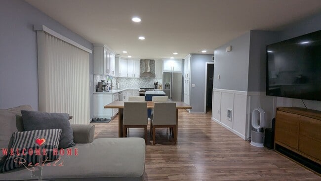 Building Photo - Flowing floorplan, minutes from I-5!!!