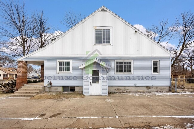 Building Photo - Spacious 4 Bedroom- With Extra room! New Remodel!