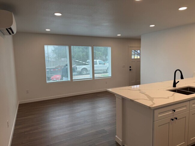 Building Photo - Brand new 3 bedroom 3 full bath townhouse in Thurston!