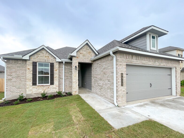 Building Photo - 6912 Llano Dr