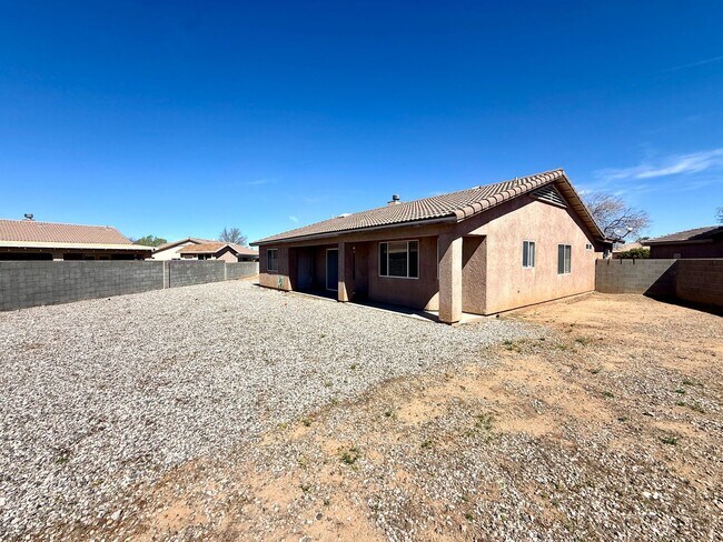 Building Photo - Great 3 bedroom, 2 bathroom home located in a cul-de-sac