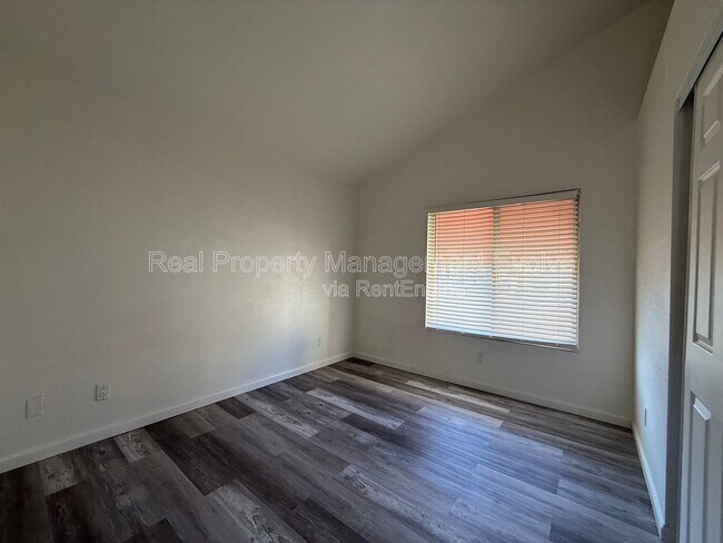 Building Photo - 2146 E 10th St