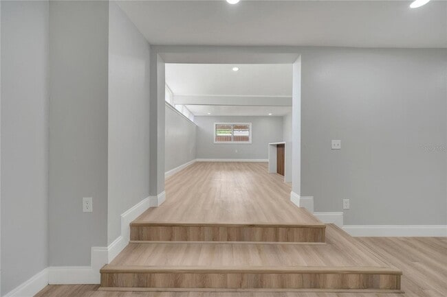 Building Photo - 2303 Bonneville Dr