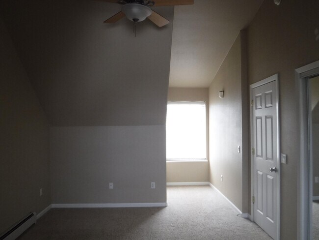 Building Photo - 441 Country Club Ln