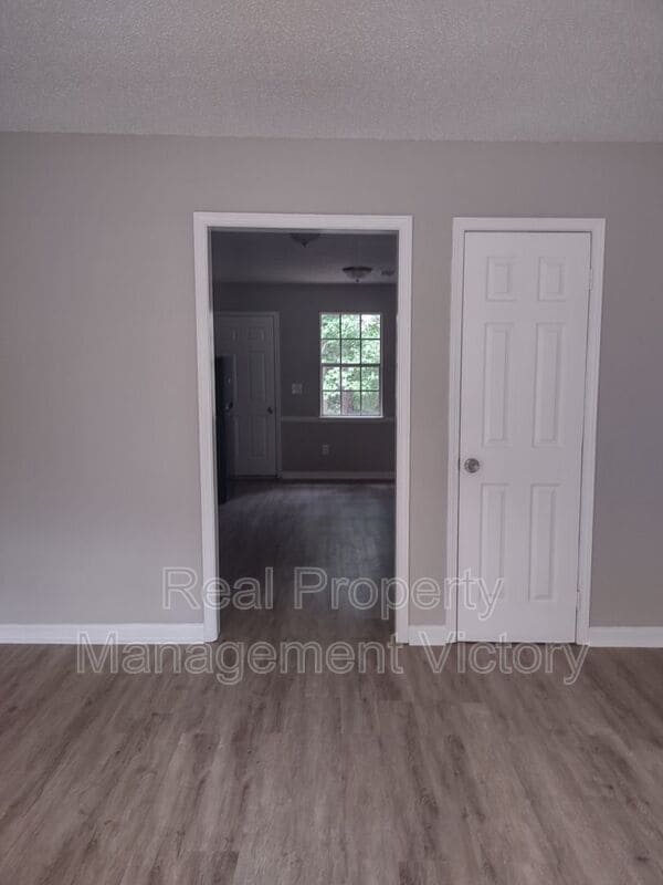 Building Photo - 180 Saturn Ln