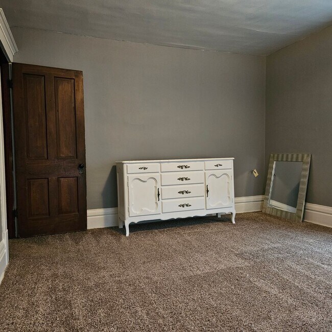 Building Photo - 118.5 W Walnut St