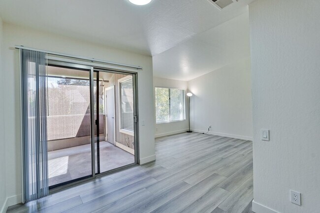 Building Photo - 2 bed 2 bath condo