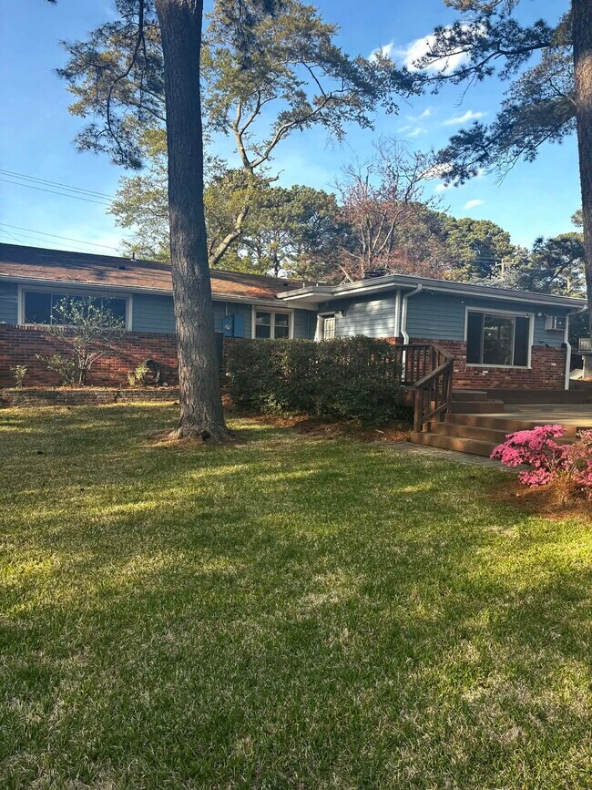 Building Photo - 339 Thole St