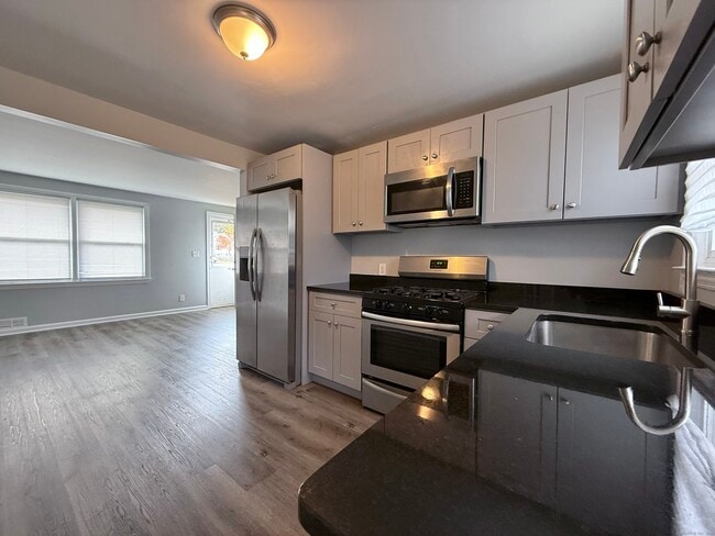 Building Photo - 211 Spencer St