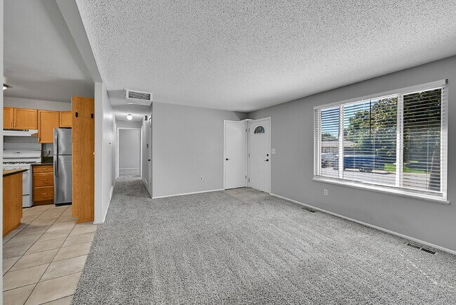 Building Photo - $2,675 - 4 Bed, 2 Bath Home in Aurora with...
