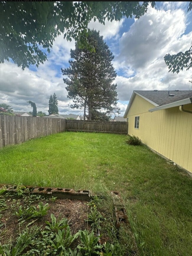 Building Photo - Ranch, 2 Bedroom + Bonus Room / Office.