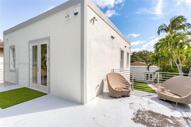 Building Photo - Southwest 20th Road, Miami, FL 33129 - 3 BR 2.5 BA single-family home