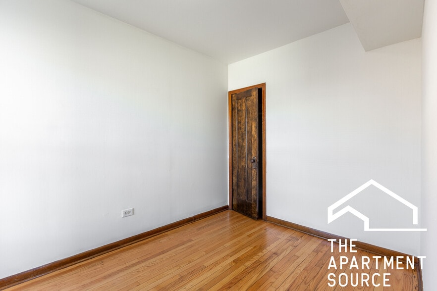 Building Photo - 4810 W Armitage Ave