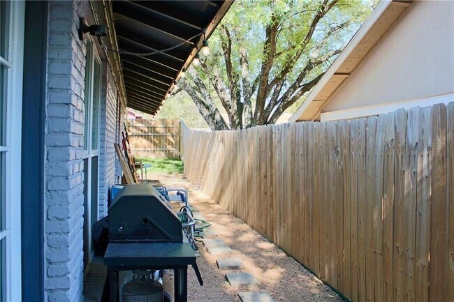 Building Photo - 1511 Rutland Dr