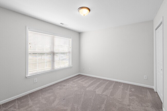 Building Photo - 558 Calen Ln