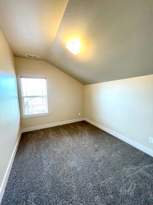 Building Photo - Great home in NE Bend!  New listing!