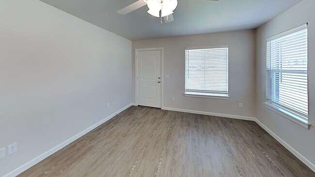 Building Photo - 2 Bedrooms 2 Bathroom 1 Car Garage Duplex Close to Broadway Extension, a short distance from Edmo...
