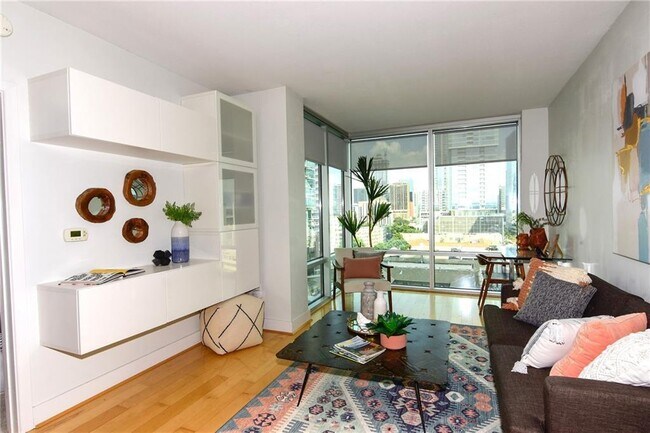 Building Photo - 300 Bowie St