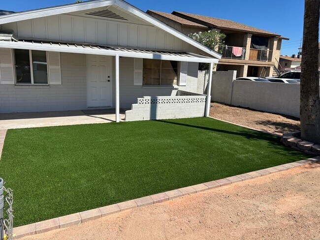 Building Photo - 726 E 3rd Ave