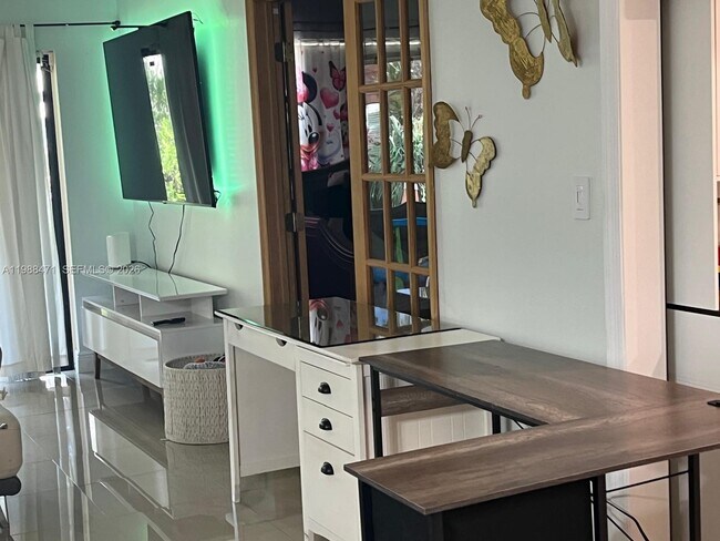 Building Photo - 301 N Pine Island Rd