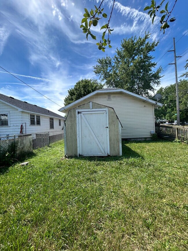 Building Photo - 2 Bedroom House-Available Now!