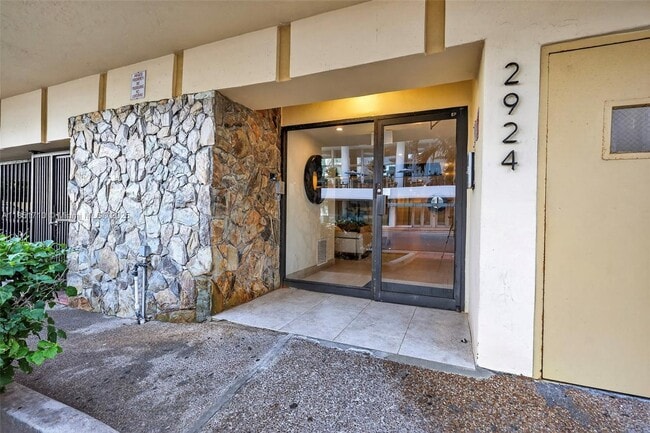 Building Photo - 2924 Collins Ave