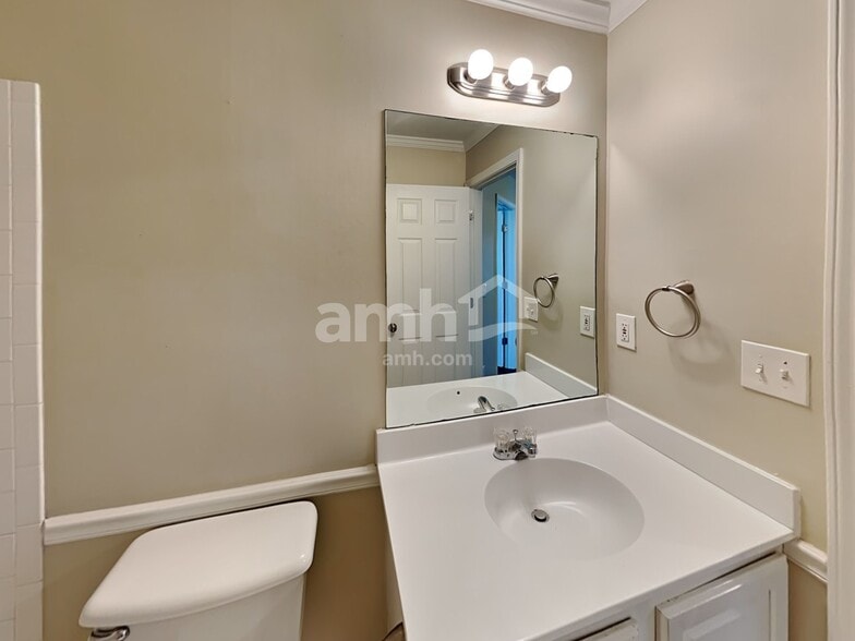 Building Photo - 2923 Villa Lake Dr