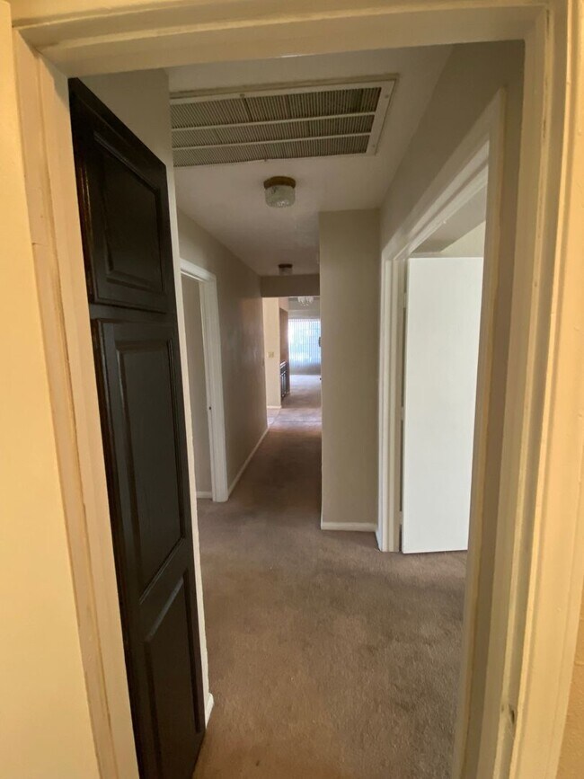 Building Photo - 3 Bedroom 2 Bathroom Home!