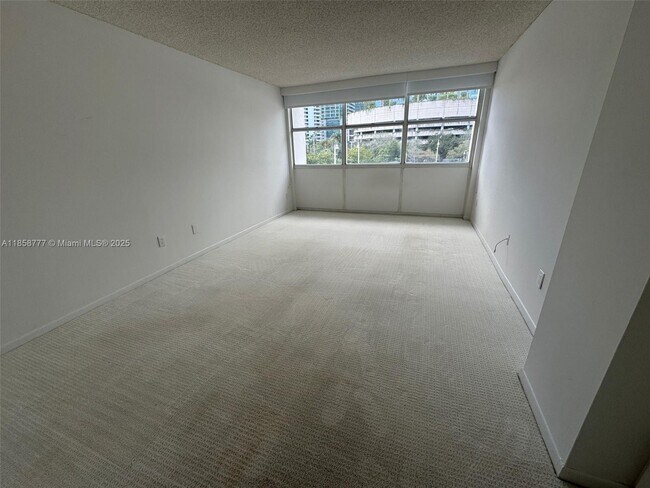 Building Photo - 1420 Brickell Bay Dr
