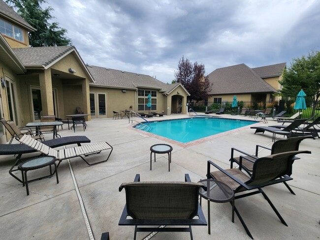 Building Photo - ELF PRICED! 3 bd. 2.5 bath Luxury Townhome!