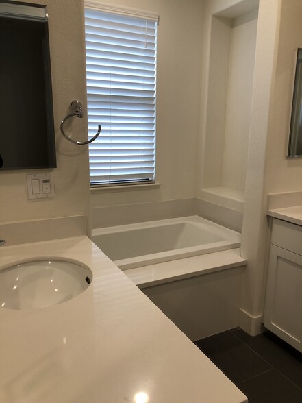 Master bath - 447 McCall Ln