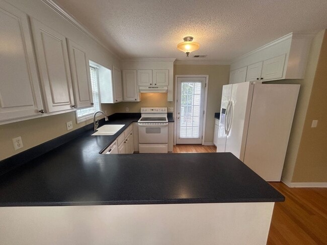 Building Photo - 208 Charles Towne Ct