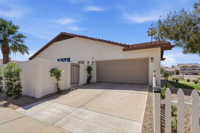 Building Photo - 5623 E Claire Dr