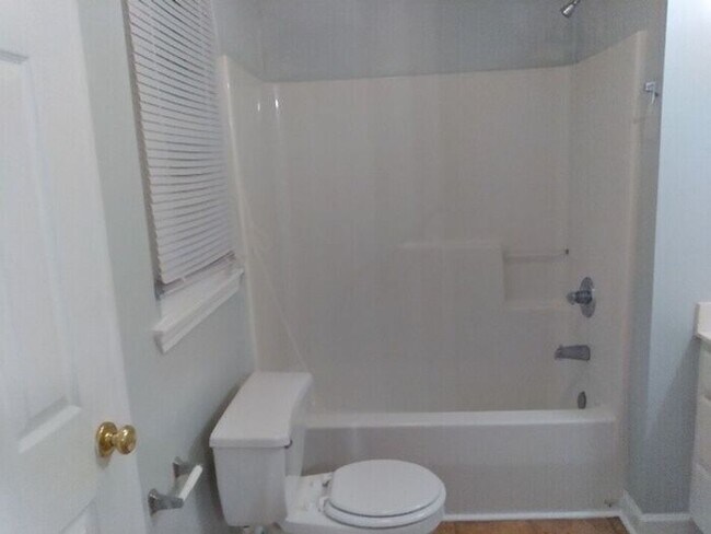 Building Photo - Duplex available now!
