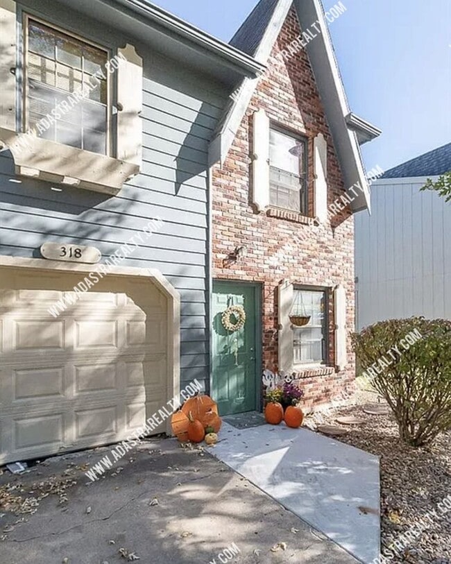 Building Photo - Beautiful and Spacious Townhome in LAWRENCE-Available in MAY!!