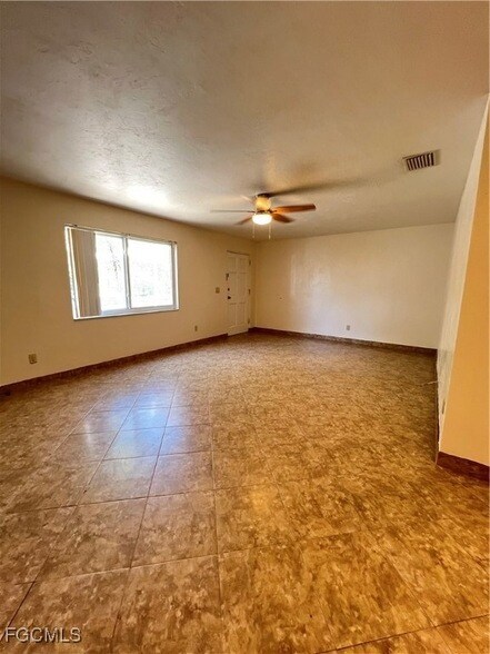 Building Photo - 1825 Oak Ln