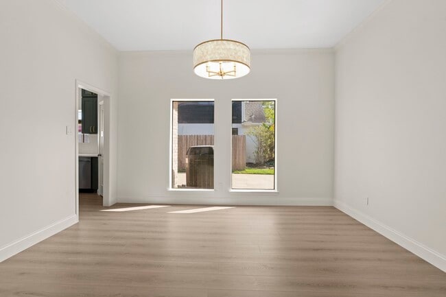 Building Photo - 3223 Country Club Blvd