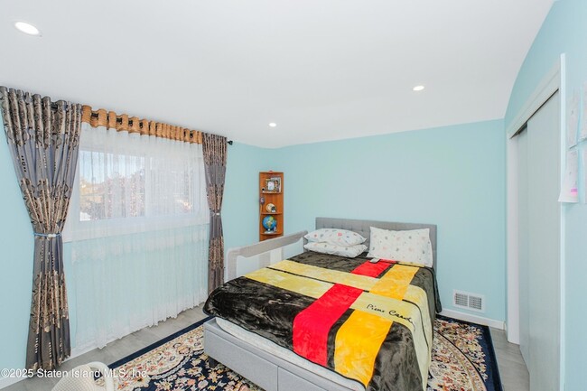 Building Photo - 453 Dongan Hills Ave