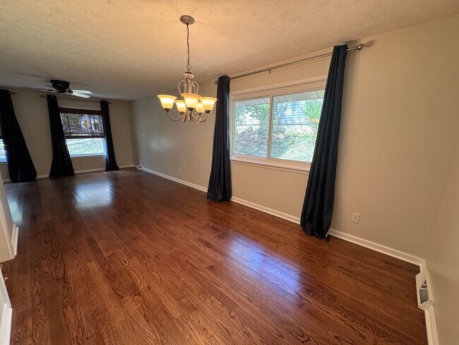 Building Photo - Spacious 3/2.5 House in Twickenham Estates...