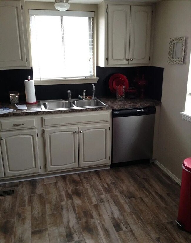 Building Photo - 69th St Duplex