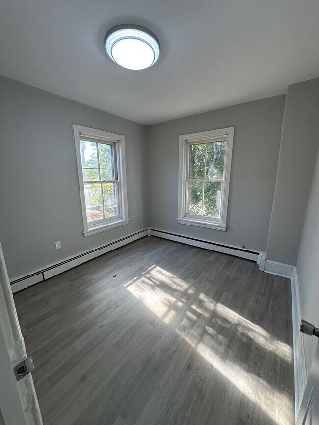 Building Photo - Fully renovated 3 bed, 1 bath townhome