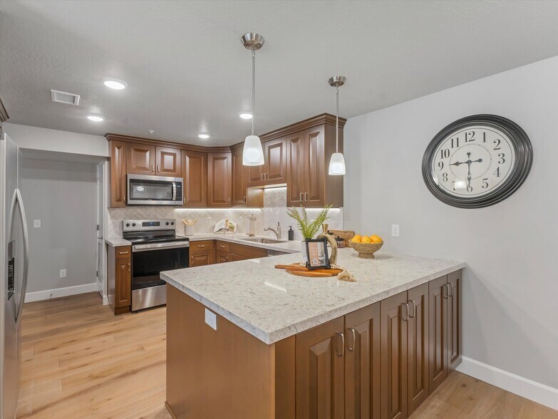Building Photo - 1032 E 400 S